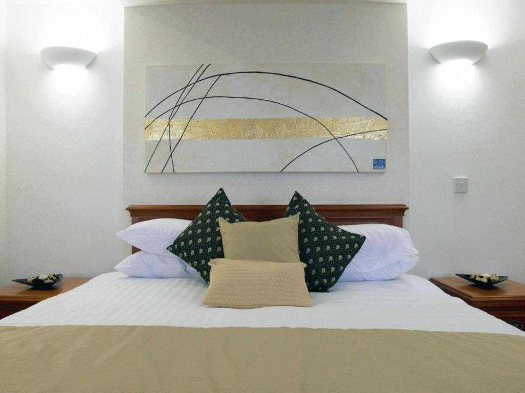 The Barns Hotel Кэннок Номер фото